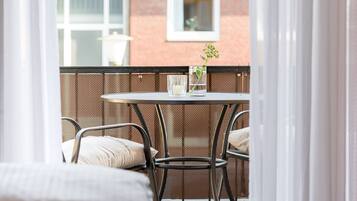 Hypo-allergenic bedding, in-room safe, desk, soundproofing