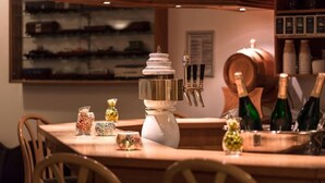 Un espace bar avec un robinet, des bouteilles et des objets décoratifs disposés sur une table en bois.