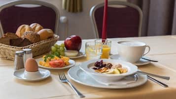 Tägliches Frühstücksbuffet (15 EUR pro Person)