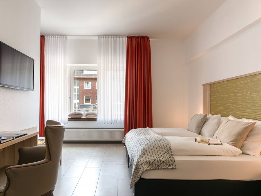 Allergitestade sängkläder, värdeförvaringsskåp på rummet och skrivbord