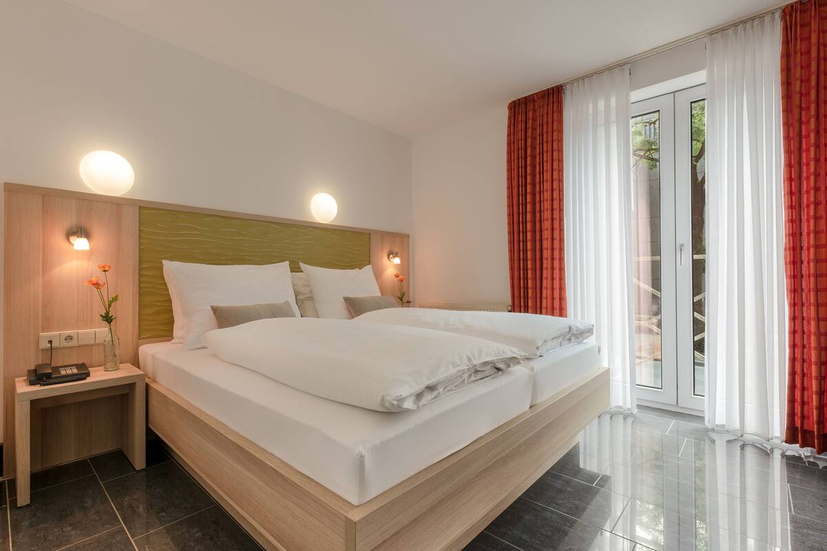 Business Room | Hypo-allergenic bedding, in-room safe, desk, soundproofing