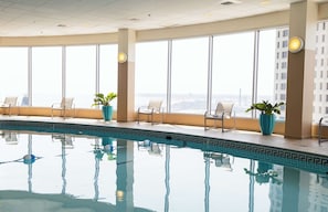 Innenpool, geöffnet von 06:00 Uhr bis 22:00 Uhr, Liegestühle
