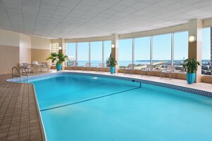 Piscina interna, funciona das 6h às 22h, espreguiçadeiras