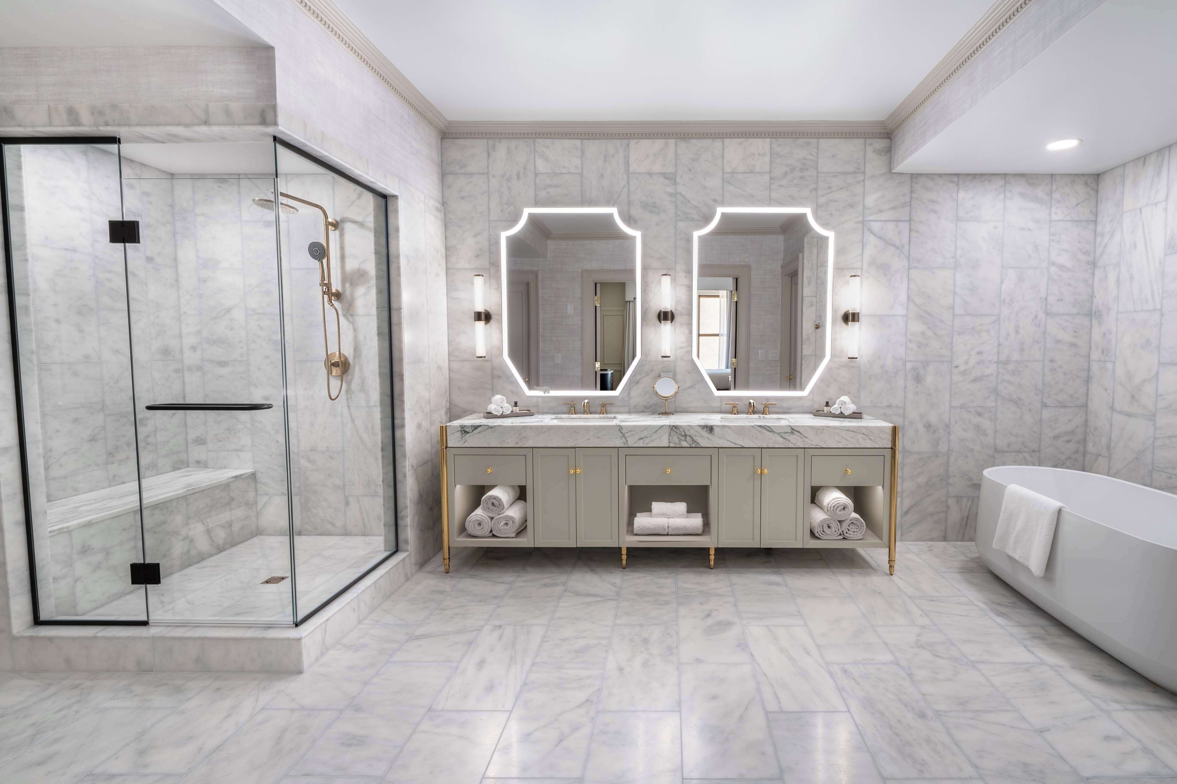 Ensemble douche/baignoire, articles de toilette de luxe, sèche-cheveux