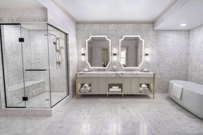 Ensemble douche/baignoire, articles de toilette de luxe, sèche-cheveux