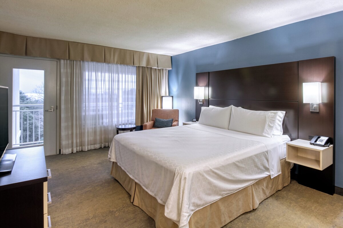 Suite, 1 Bedroom, Balcony | In-room safe, desk, laptop workspace, soundproofing