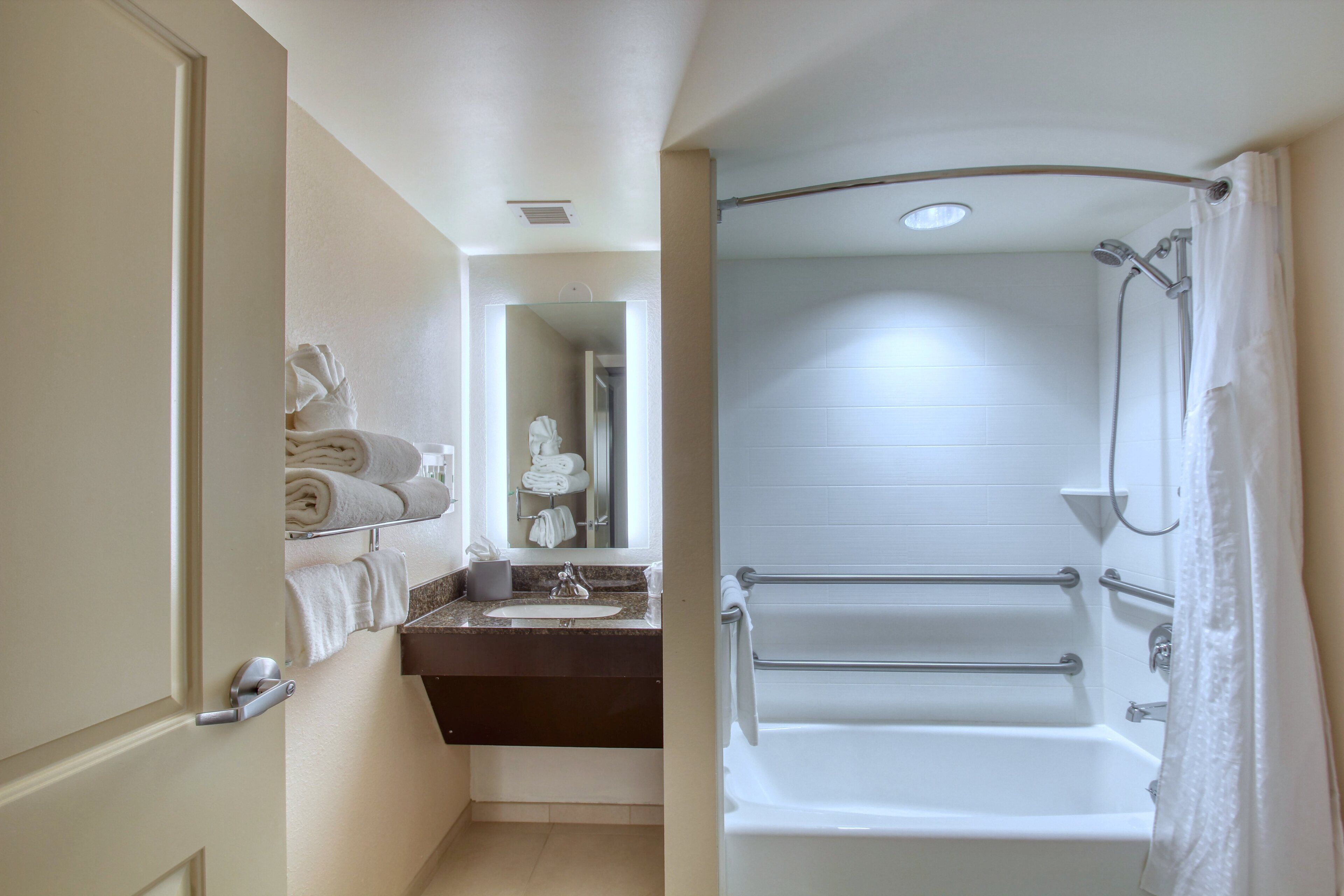 combined shower/bathtub, hair dryer, towels
