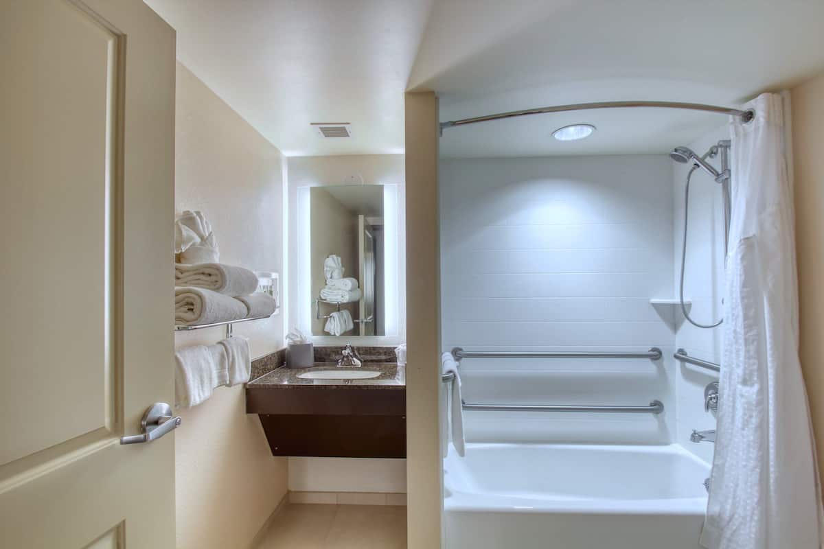 combined shower/bathtub, hair dryer, towels