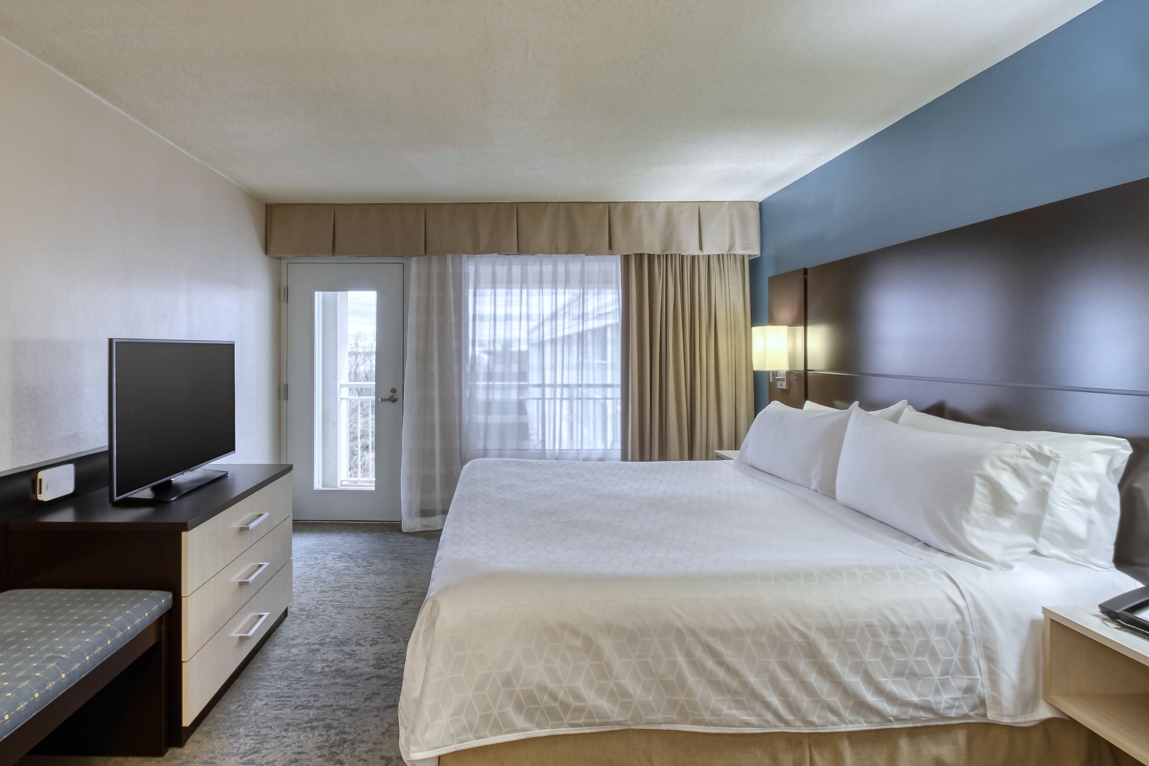 Photo - Holiday Inn & Suites Atlanta Airport North by IHG