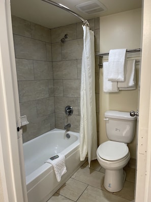 Combined shower/bathtub, free toiletries, hair dryer, towels