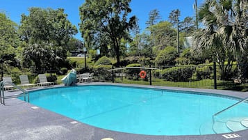 Udendørs pool, parasoller, liggestole