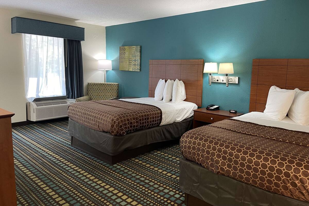 1 bedroom, premium bedding, desk, laptop workspace