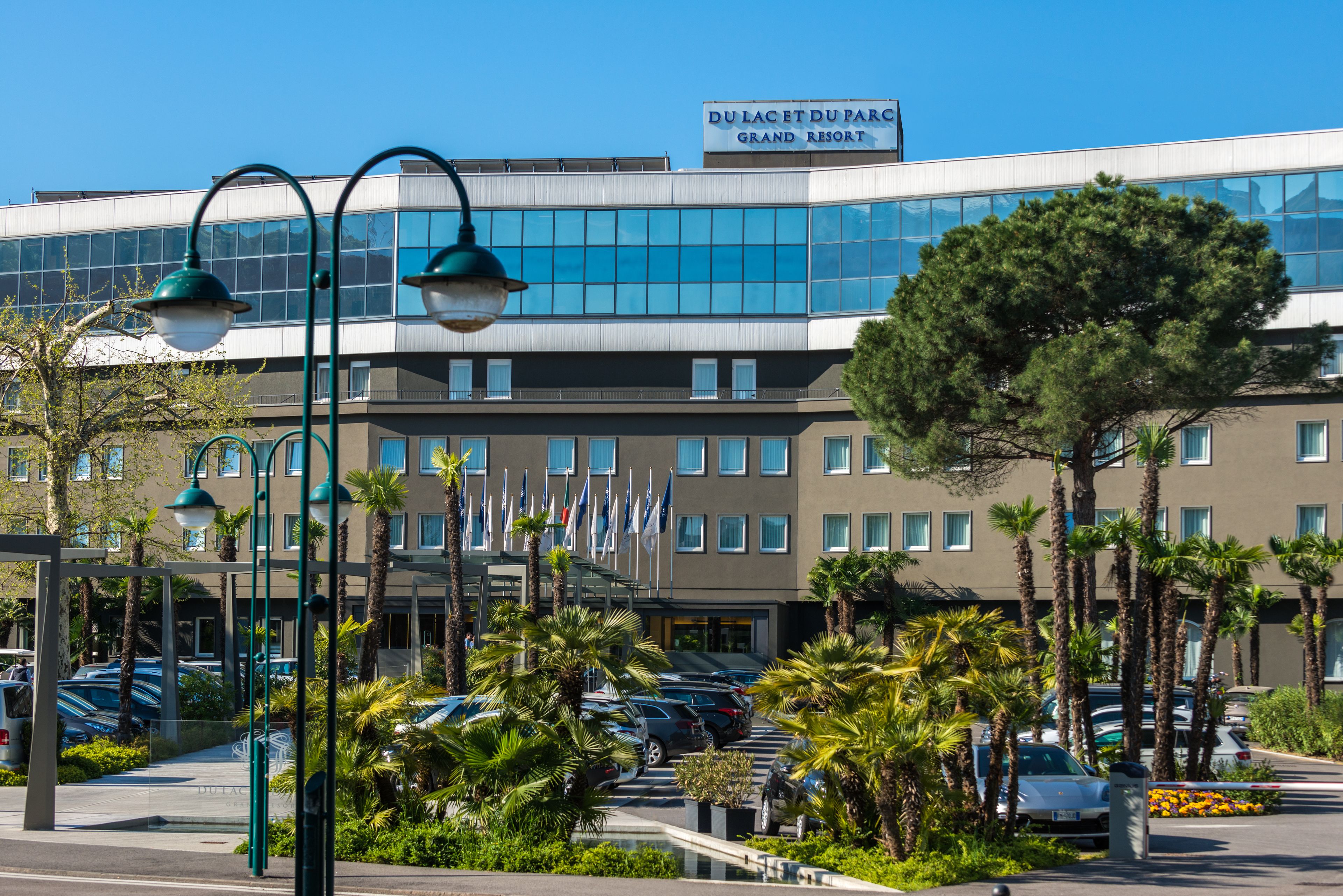 A modern hotel with a sign reading "DU LAC ET DU PARC GRAND RESORT".