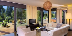 Luxury Penthouse, Hot Tub, Lake View,SPA access included | Área de sala de estar | Televisión de 32 pulgadas con canales vía satélite 