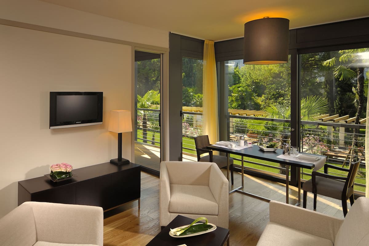 Suite Murialdo Elite, SPA access included | Sala de estar | Televisión de 32 pulgadas con canales vía satélite