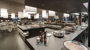 Una presentación de buffet moderna con múltiples estaciones de servicio, una variedad de alimentos y un diseño limpio y contemporáneo.