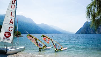 Eine Segelyacht mit einem Segel, das "DULAC" beschriftet hat, und einem Werbesticker für eine 39-Euro-Tour.