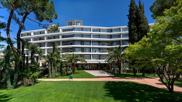 Vista frontal de la propiedad