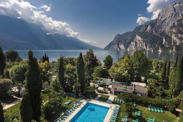 Alberca techada, alberca al aire libre y camastros