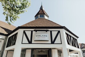 A building with a sign reading "VINLAND HOTEL & LOUNGE".