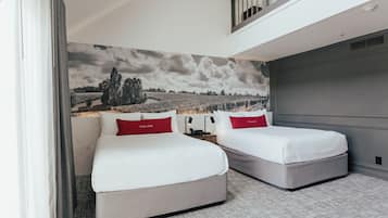 Habitación de hotel con dos camas, un mural grande de un viñedo y un balcón con barandilla.