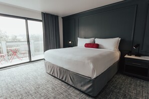 King with Valley View | Premium bedding, pillow-top beds, in-room safe, desk - Vinland Hotel and Lounge (Solvang)