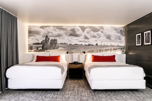 Premium bedding, pillowtop beds, in-room safe, desk - Vinland Hotel and Lounge (Solvang)