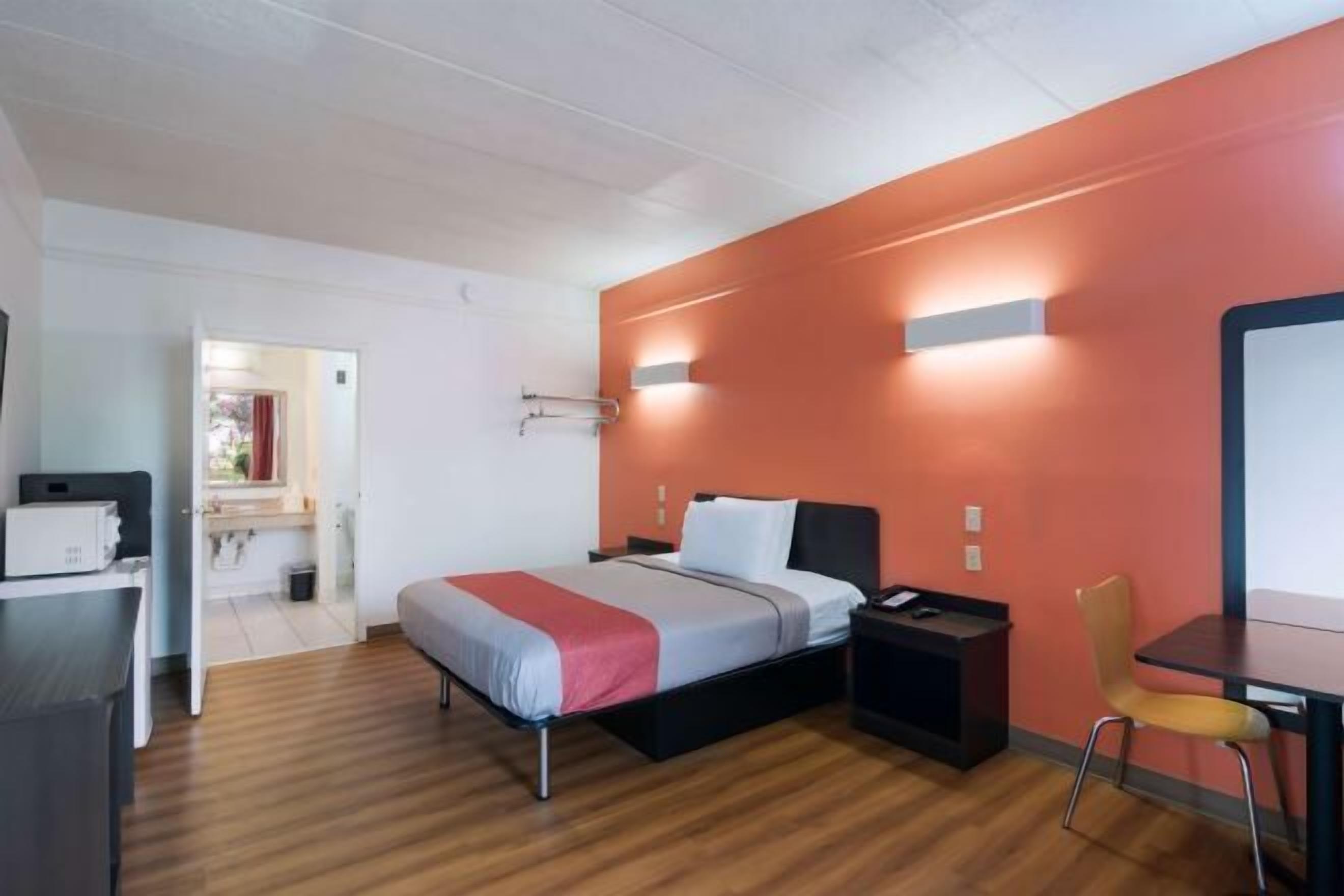 Escritorio, wifi gratis y ropa de cama 