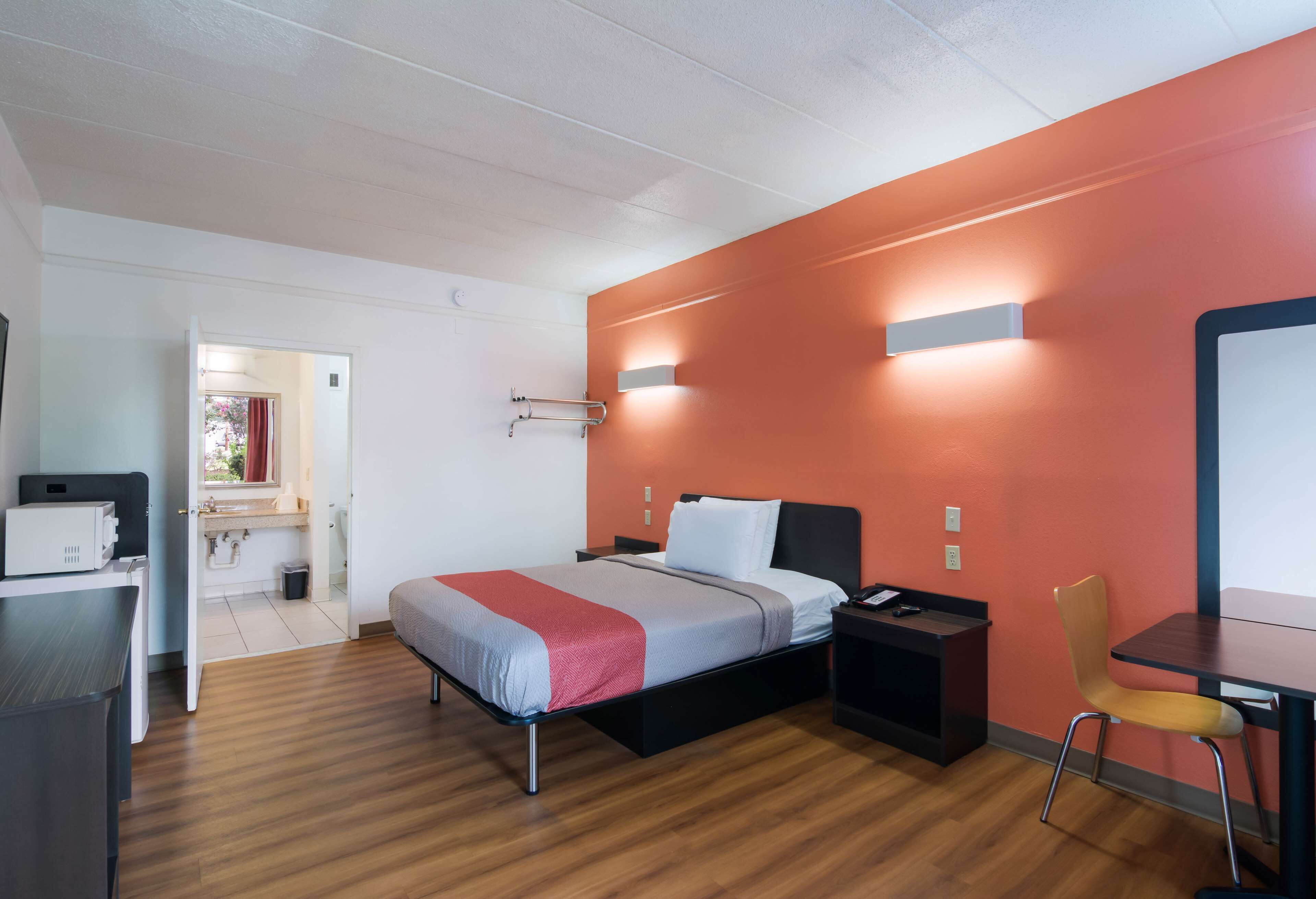 Työpöytä, ilmainen Wi-Fi, vuodevaatteet