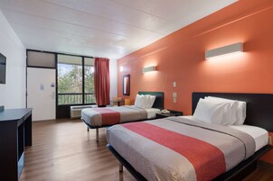 Escritorio, wifi gratis y ropa de cama 