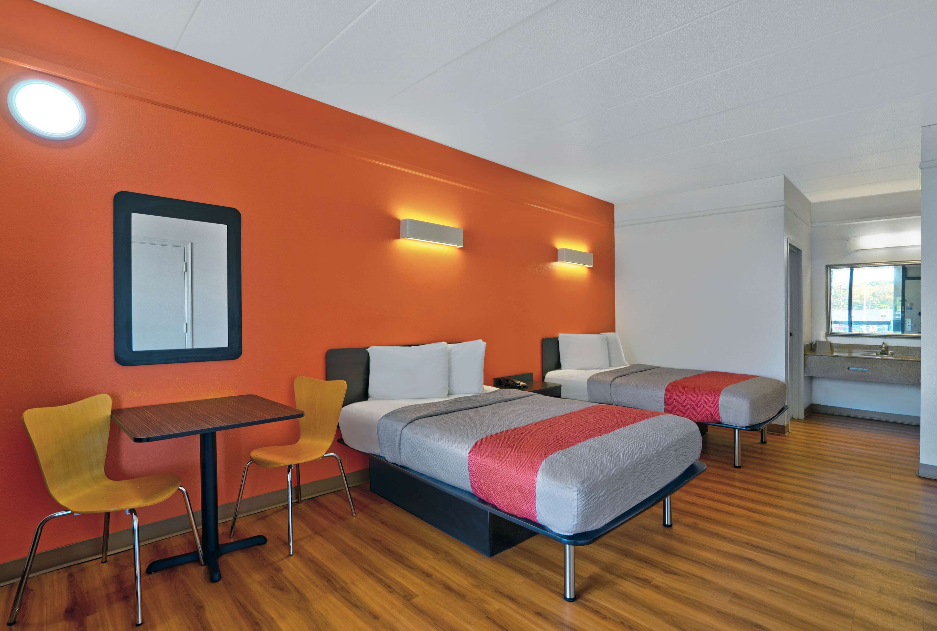 Työpöytä, ilmainen Wi-Fi, vuodevaatteet