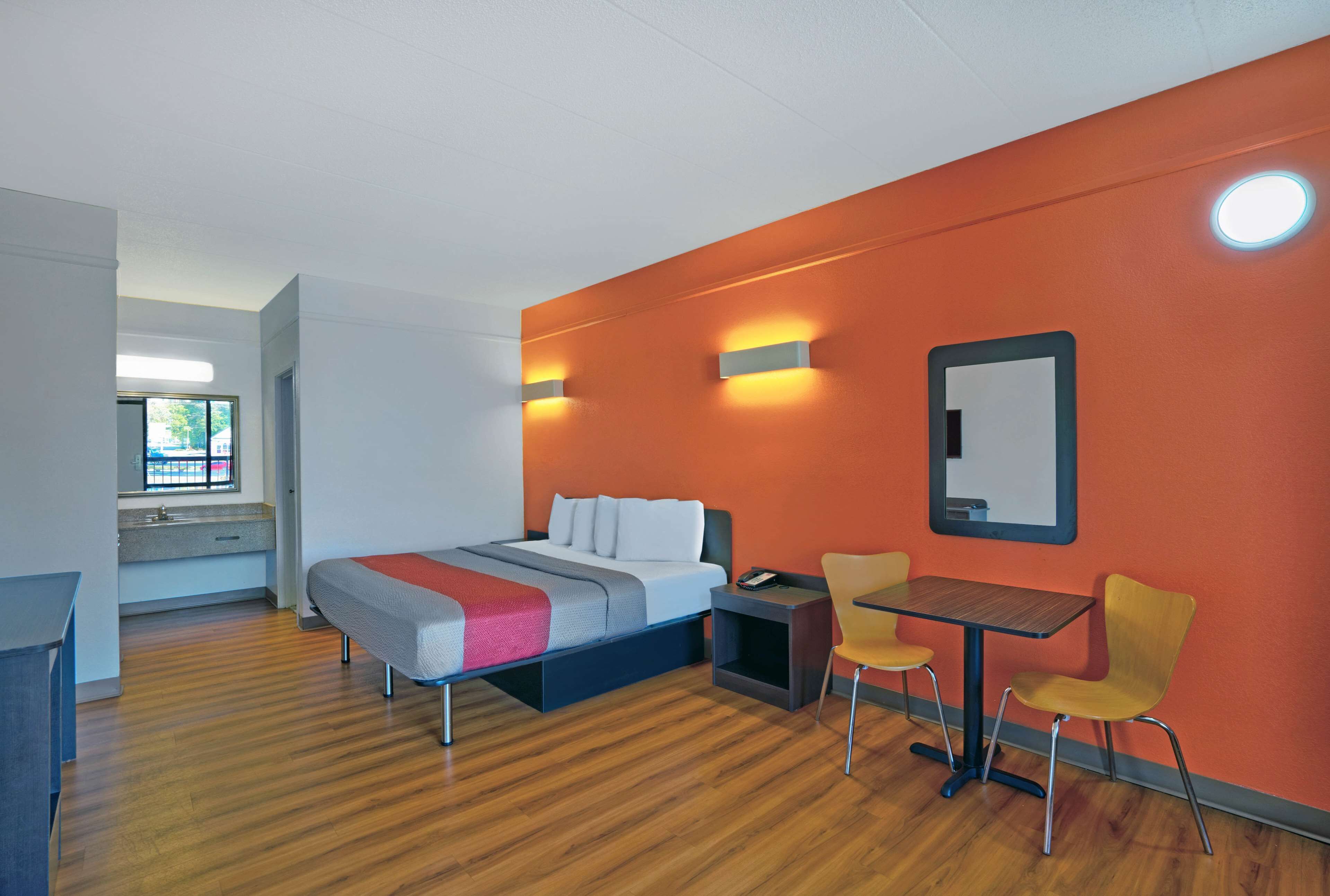 Työpöytä, ilmainen Wi-Fi, vuodevaatteet