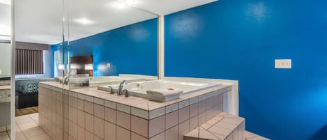 スイート キングベッド 1 台 禁煙 スパ浴槽 | 高級寝具、客室ごとに異なる装飾、客室ごとに異なるインテリア、デスク