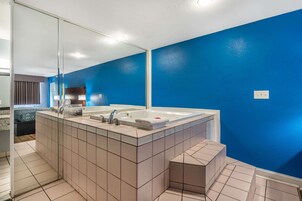 Suíte, 1 cama King, para não fumantes, banheira de imersão | Roupas de cama premium, individualmente decorados