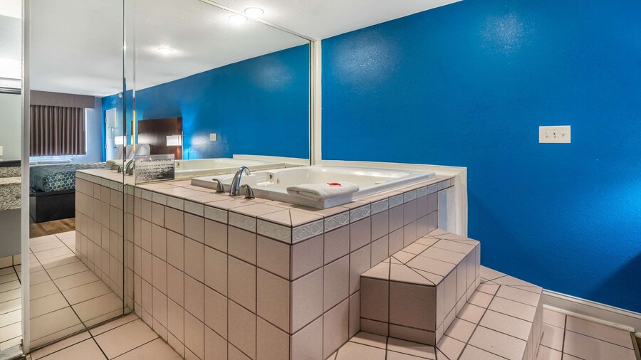 Econo Lodge Inn & Suites Virginia Beach - Norfolk