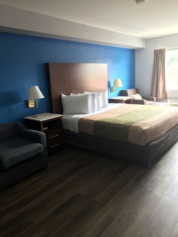 Premium bedding, individually decorated, individually furnished, desk - Econo Lodge Inn & Suites Virginia Beach - Norfolk (Virginia Beach)