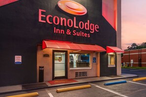 Exterior - Econo Lodge Inn & Suites Virginia Beach - Norfolk (Virginia Beach)
