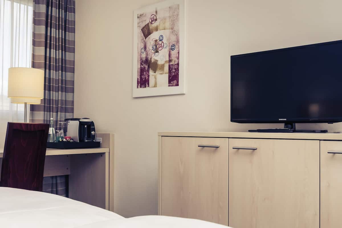 Habitación doble estándar, 1 cama matrimonial y sofá cama | Caja de seguridad en la habitación y escritorio