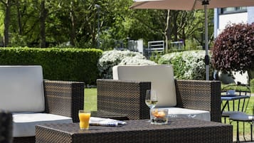 Aperto a colazione, cucina internazionale, con tavoli all'aperto