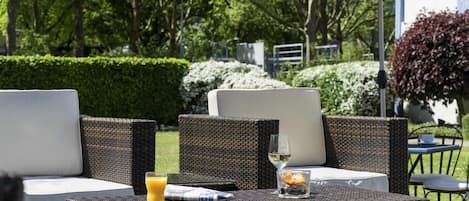Se sirven desayunos y cocina internacional; con mesas al aire libre