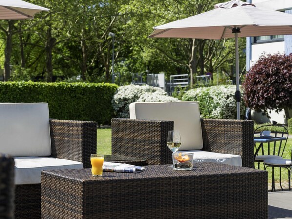 Petit déjeuner et déjeuner servis sur place, restauration en plein air 
