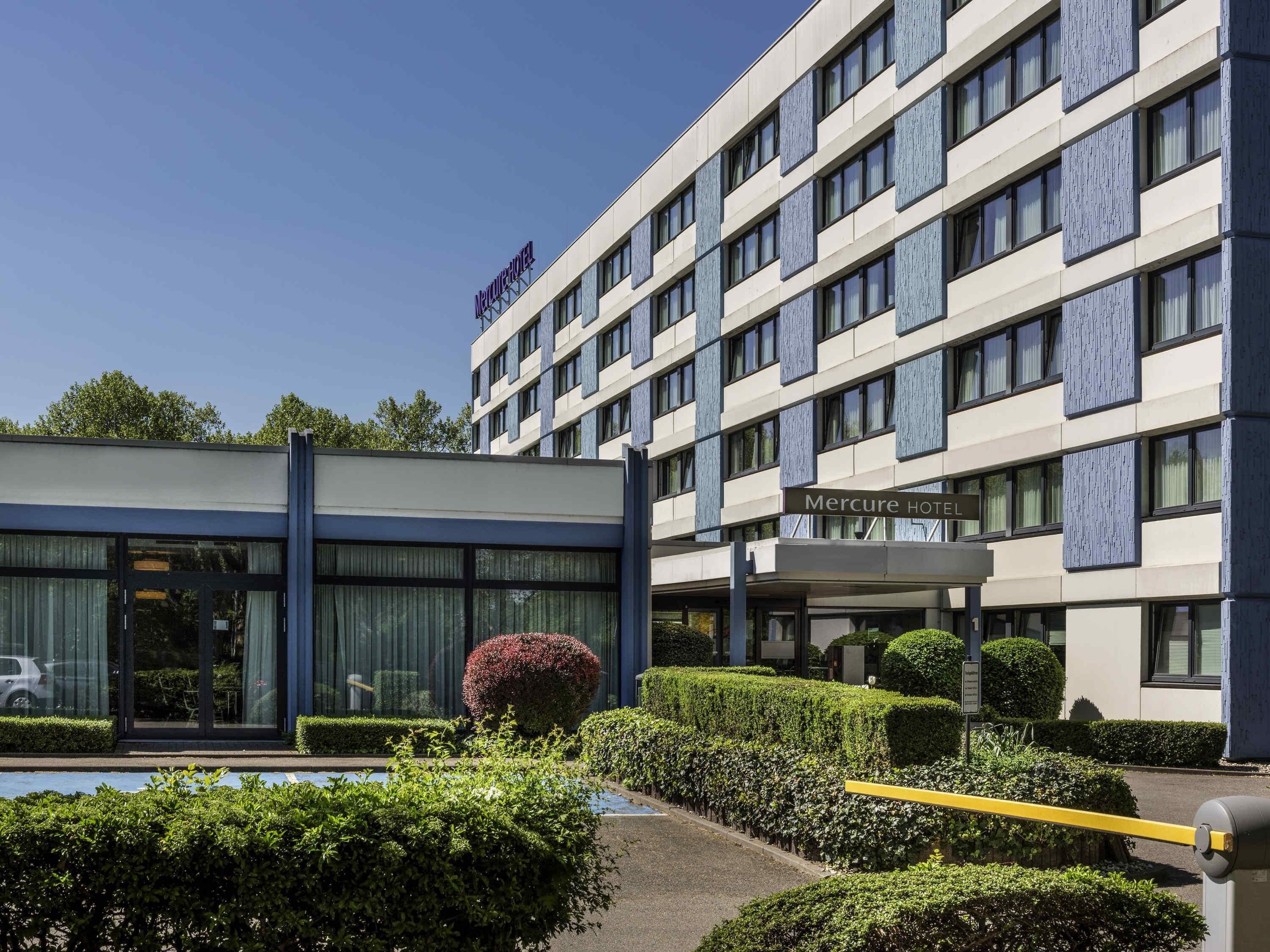 Een modern hotelgebouw met een bord waarop “Mercure Hotel” staat.