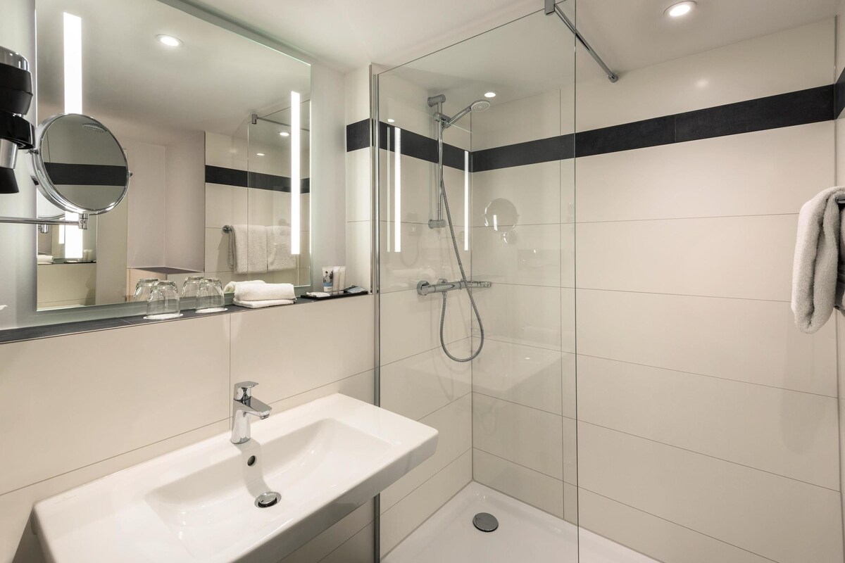 Habitación estándar doble, 1 cama doble | Caja fuerte, escritorio, espacio para trabajar con un portátil