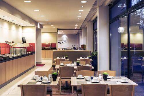 朝食、ランチ、ディナーに営業 (多国籍料理、屋外席)