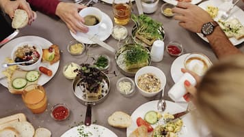 Una mesa de comedor con diferentes platos, cubiertos y condimentos.