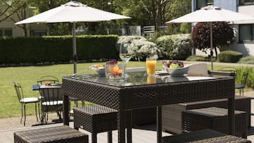 Frühstück, Mittagessen, internationale Küche, Speisen im Freien