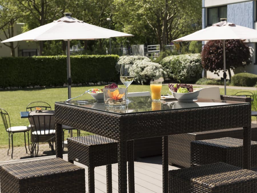 Frokost, lunsj og middag serveres, internasjonale retter, uteservering