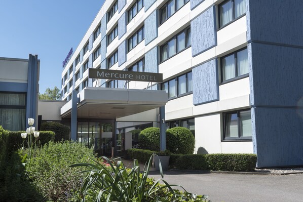 Experience the Mercure Hotel's striking entrance, surrounded by lush greenery and beautifully maintained gardens.