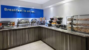 Buffet de l'esmorzar amb un cartell blau que diu “L'esmorzar és per nosaltres”.