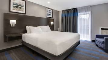 Brankas, meja kerja, tirai kedap cahaya, dan setrika/meja setrika